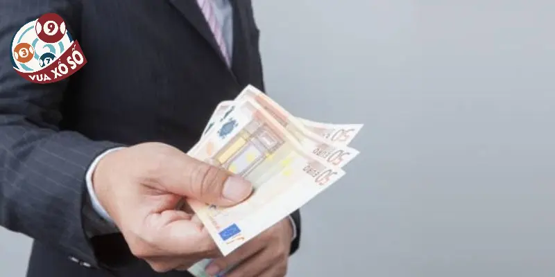Lưu ý nằm mơ thấy người đàn ông đưa tiền cho mình